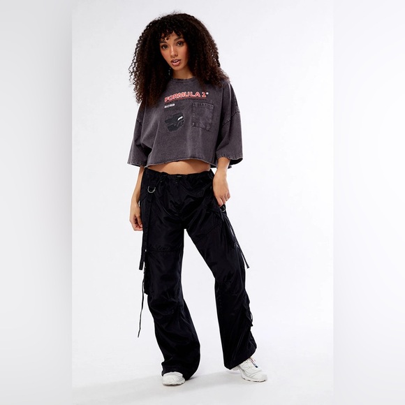 Formula 1 x PacSun Women’s Helmet Sport Cropped Tee in Charcoal Size M - Picture 4 of 12